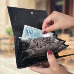 Carteira Couro Legítimo Feminina Grande Zíper Preta Croco - Imagem 6